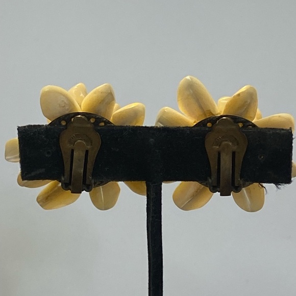 MADE IN JAPAN, VINTAGE CLIP ON EARRINGS. - Picture 5 of 9